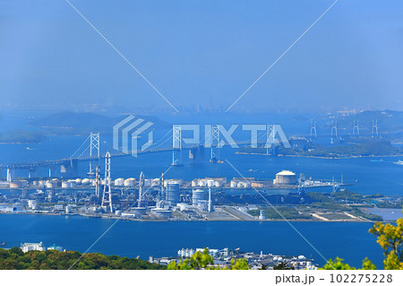 【香川県】晴天の瀬戸大橋と番の洲 102275228