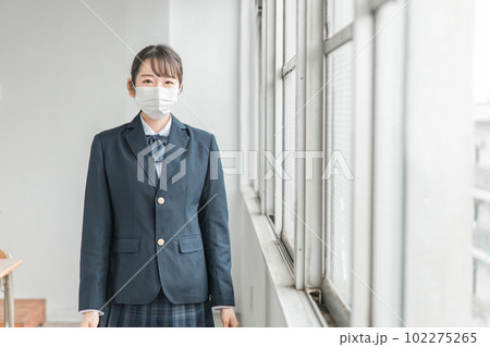 学校の教室でマスクをしている高校生・中学生・女子高生 102275265