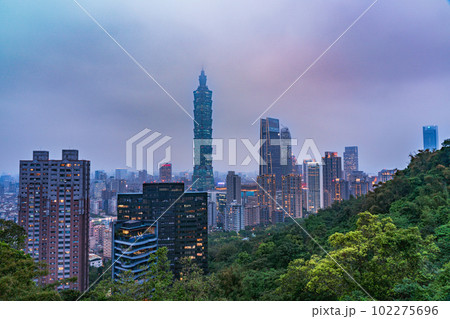 台湾　2023　台北101　象山眺望　夕景 102275696