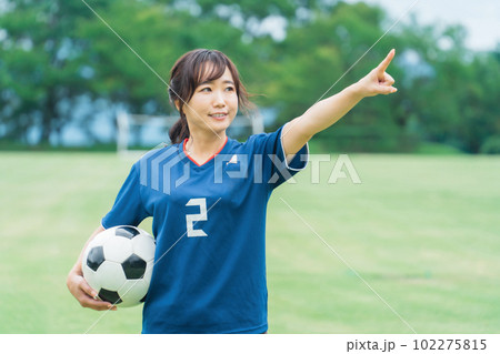 目標を指差すサッカーするファン・サポーターの日本人女性 目標を指差すサッカーするファン・サポーターの日本人女性 102275815