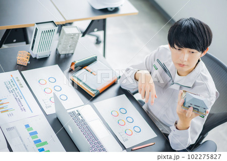 デザインをイメージするエンジニア 102275827