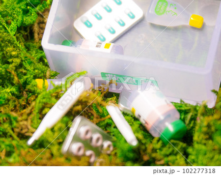 薬箱から地面に散らばる薬のイメージ 102277318