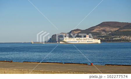 小樽港を出港する新日本海フェリー「あざれあ」 102277574