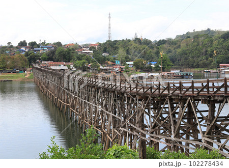 Mon Bridge crossing Songkalia River, the Thailand's longest wooden bridge, Sangkhla Buri District in Kanchanaburi, Thailand 102278434