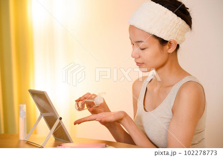 スキンケアをする女性のポートレート 102278773