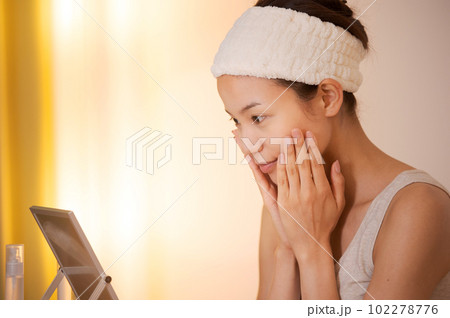 スキンケアをする女性のポートレート スキンケアをする女性のポートレート 102278776