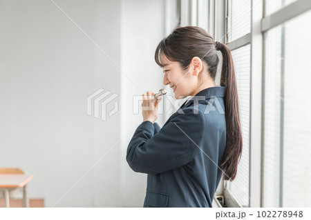 教室でフルートの練習をする吹奏楽部のアジア人女子高生 教室でフルートの練習をする吹奏楽部のアジア人女子高生 102278948