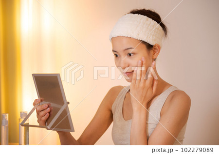 スキンケアをする女性のポートレート スキンケアをする女性のポートレート 102279089