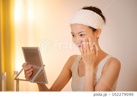 スキンケアをする女性のポートレート 102279090