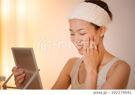 スキンケアをする女性のポートレート 102279091