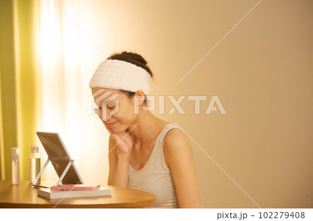 スキンケアをする女性のポートレート 102279408