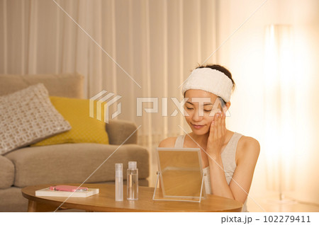 スキンケアをする女性のポートレート スキンケアをする女性のポートレート 102279411