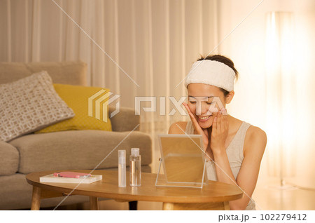 スキンケアをする女性のポートレート 102279412