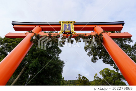お酒の神様を祀る松尾大社(京都市嵐山) お酒の神様を祀る松尾大社(京都市嵐山) 102279869