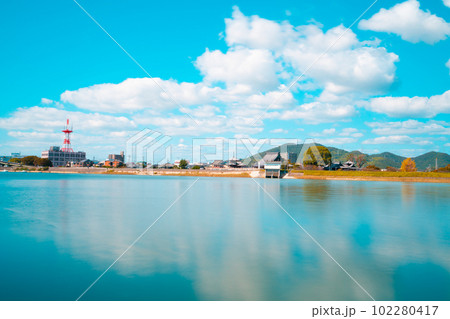 秋の日の吉井川下流と西大寺の街並みと芥子山2 岡山県岡山市東区 秋の日の吉井川下流と西大寺の街並みと芥子山2 岡山県岡山市東区 102280417