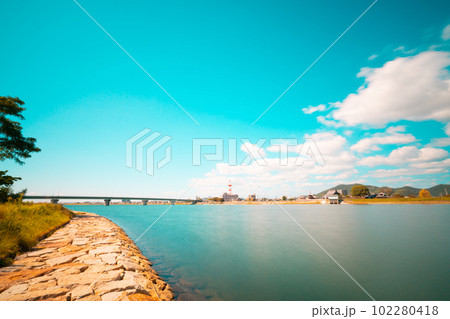 秋の日の吉井川下流と西大寺の街並みと永安橋5　岡山県岡山市東区 102280418