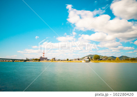 秋の日の吉井川下流と西大寺の街並みと芥子山3　岡山県岡山市東区 102280420