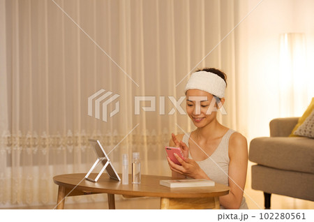 スキンケアをする女性のポートレート スキンケアをする女性のポートレート 102280561