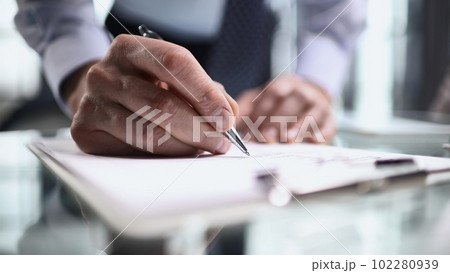 Hand makes notes on a paper notebook, close-up 102280939
