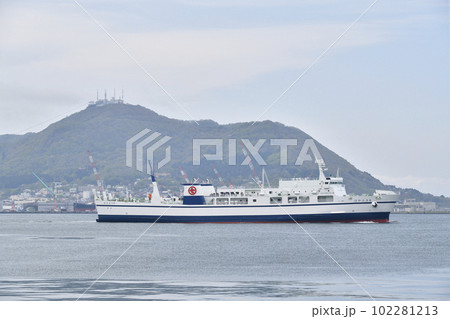 春の北海道函館市函館港から出港する津軽海峡フェリーの風景を撮影 102281213