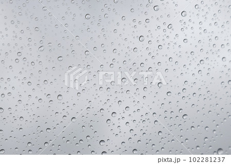 フロントガラスに付いた雨粒 背景素材向き フロントガラスに付いた雨粒 背景素材向き 102281237