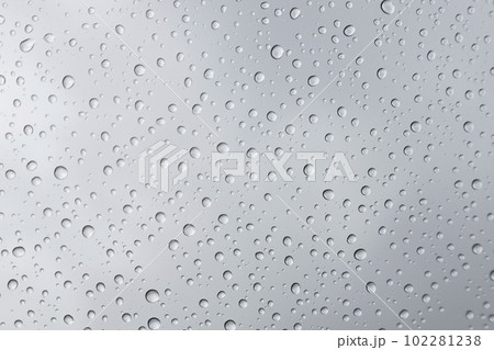 フロントガラスに付いた雨粒 背景素材向き 102281238