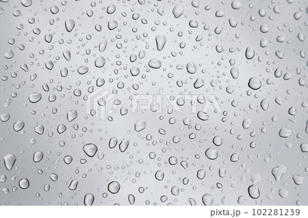 フロントガラスに付いた雨粒 背景素材向き 102281239