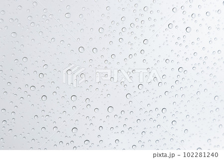 フロントガラスに付いた雨粒 背景素材向き 102281240