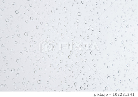 フロントガラスに付いた雨粒 背景素材向き 102281241