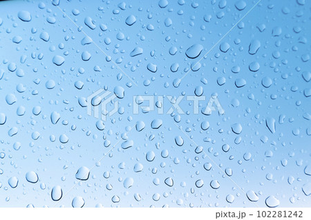 フロントガラスに付いた雨粒 背景素材向き 102281242