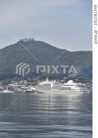 春の北海道函館市函館港に寄港するクルーズ船シルバーウィスパー号の風景を撮影 102281349