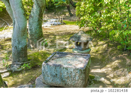 桂離宮の二重枡形手水鉢と背の低い石灯籠の写真素材 [102281438] - PIXTA