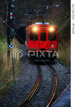 春雨の鉄路を…鬼怒川から南会津へ　会津鉄道・快速列車 102281791