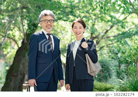 ビジネス　初夏　男性　女性 102282174
