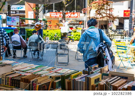 古本祭りの野外ライブ 102282386