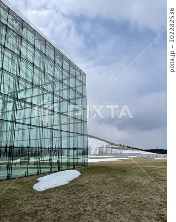 モエレ沼公園のガラスのピラミットとモエレ山 モエレ沼公園のガラスのピラミットとモエレ山 102282536