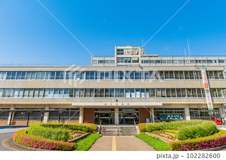 市制80周年を迎えた松戸市役所庁舎の正面玄関 102282600