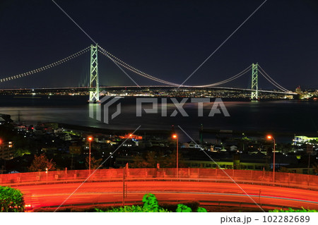 【兵庫県】淡路SAから見た明石海峡大橋のライトアップ 102282689