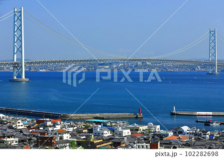 【兵庫県】淡路SAから見た快晴の明石海峡大橋 102282698