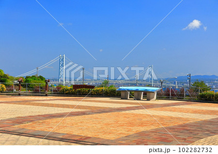 【兵庫県】淡路ハイウェイオアシスから見た快晴の明石海峡大橋 102282732