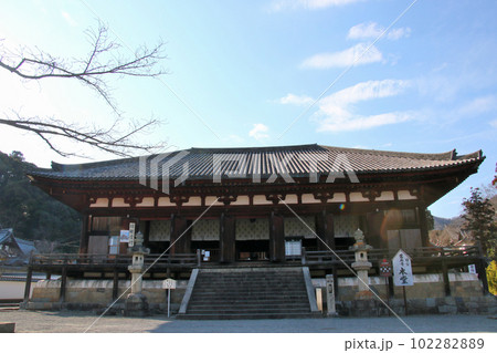 奈良県葛城市の国宝当麻寺本堂 102282889