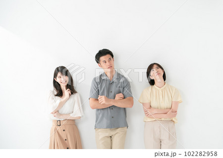 男性　女性　悩む　考える　3人 102282958
