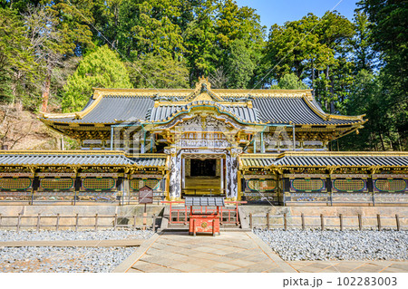春の日光東照宮　唐門　栃木県日光市 102283003