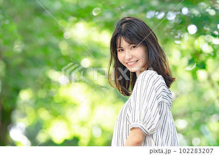 女性 新緑 ポートレートの写真素材 [102283207] - PIXTA