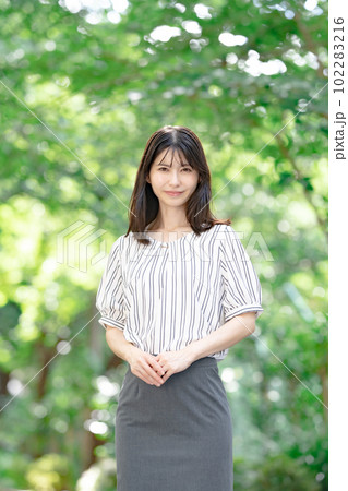 女性 新緑 ポートレート 女性 新緑 ポートレート 102283216