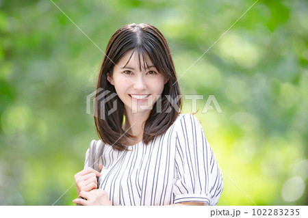 女性　新緑　ポートレート 102283235