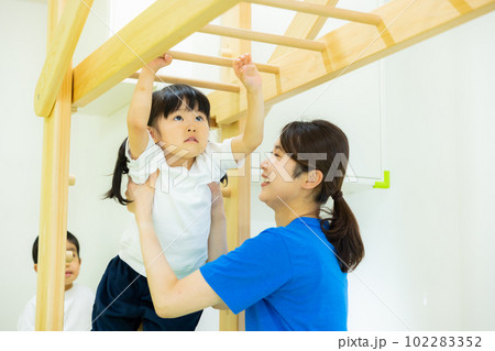 うんていをする子供　　 102283352