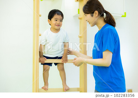 うんていをする子供 うんていをする子供 102283356