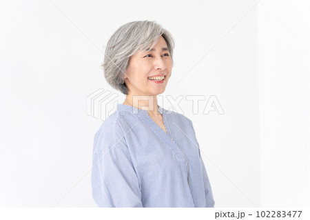 ビューティー　シニア　女性　ポートレート 102283477
