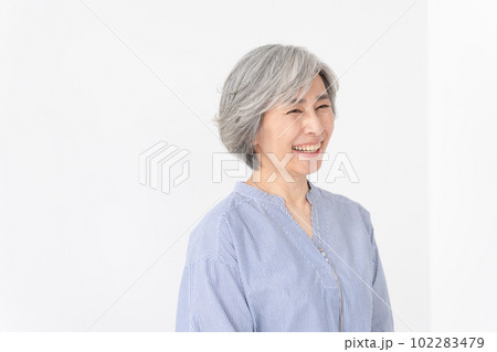 ビューティー シニア 女性 ポートレート ビューティー シニア 女性 ポートレート 102283479